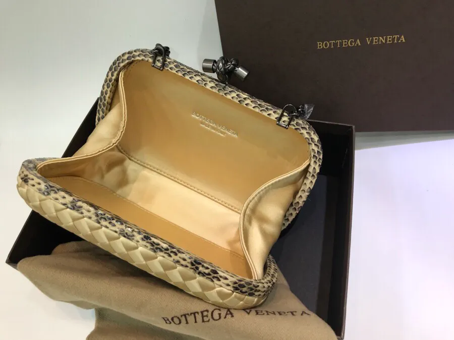 The latest and most popular Knot clutch from the 8651 counter is made of exquisite Japanese silk fabric with snakeskin piping. It looks elegant when worn cross-body or in the hand. It can also be carried by petite girls and can hold 2 iPhone X phones. Size: 20cm*12cm